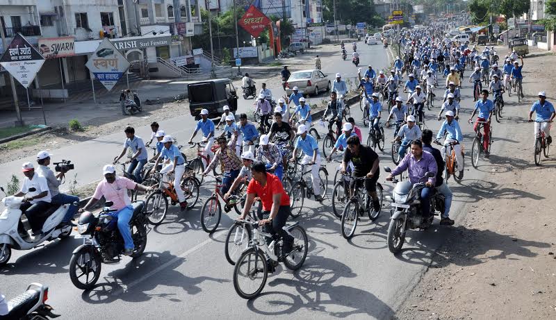  Ahmednagar Sets Record with Longest Bicycle Human Chain on National Cycle Day 2014