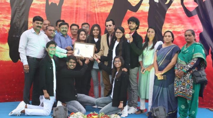  World’s Largest Cousin Greeting Card Sets New Record in Ahmedabad