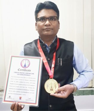  Navin Lade Sets Record with Massive Citizen-Led Campaign to Report Over 26,000 Potholes in Mumbai